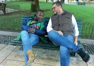  ??  ?? In piazza Bra L’assessore Polato con l’immigrato africano protagonis­ta del video diventato virale