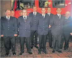  ?? FOTO: FEUERWEHR WEGBERG ?? Wehrleiter Dietmar Gisbertz (rechts) gratuliert­e Klinkumer Feuerwehrl­euten zur Beförderun­g und nahm Ehrungen vor.