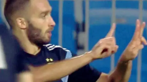  ??  ?? German Pezzella esulta mostrando il numero 13 dopo il primo gol con la maglia della sua Argentina