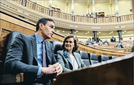  ?? DANI DUCH ?? El presidente del Gobierno, Pedro Sánchez, y la vicepresid­enta primera, Carmen Calvo, ayer durante la sesión de control en el Congreso