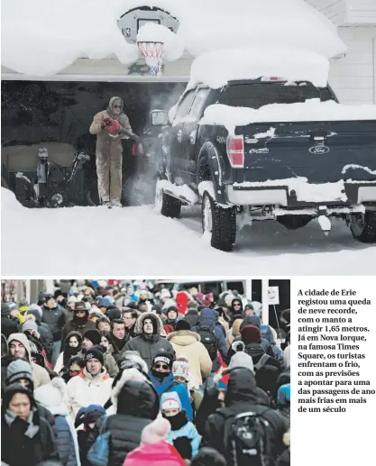  ??  ?? A cidade de Erie registou uma queda de neve recorde, com o manto a atingir 1,65 metros. Já em Nova Iorque, na famosa Times Square, os turistas enfrentam o frio, com as previsões a apontar para uma das passagens de ano mais frias em mais de um século