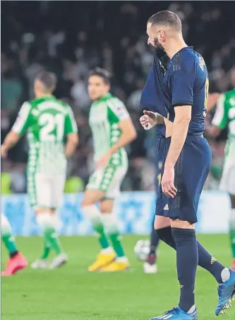  ?? FOTO: AP ?? El Madrid se dejó el liderato ante el Betis y el Barça aprovechó la jornada. Pero fiable, fiable, nadie