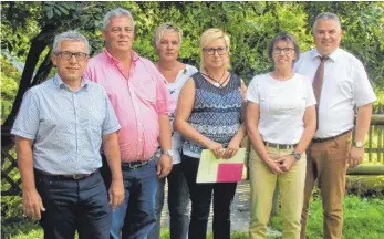  ?? FOTO: PM ?? Ehrungen beim Gemeindeve­rwaltungsv­erband Heuberg. Das Ehrungsfot­o zeigt von links: Günther Hussal, Gernot Koch, Heike Aicher, Anne Teufel und Gudula Eberhardt zusammen mit dem Verbandsvo­rsitzenden Gerhard Reichegger.