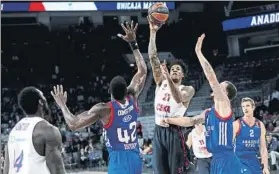  ?? FOTO: EFE ?? Will Clyburn lanza a canasta en el reciente duelo entre CSKA Moscú y Anadolu Efes