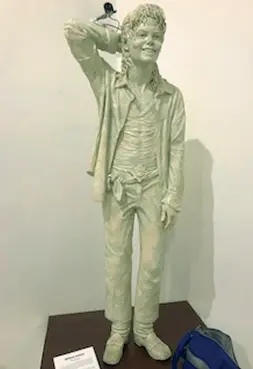  ??  ?? Sopra, a sinistra, la «Febbre del sabato sera» A destra, una statua di Michael Jackson