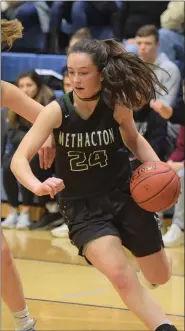  ?? AUSTIN HERTZOG — MEDIANEWS GROUP ?? Methacton’s Nicole Timko drives to the basket against Pottsgrove. Timko is closing in on the 1,000-point mark for the Warriors.