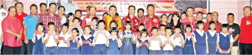  ??  ?? KESEMUA murid yang terpilih menerima sumbangan merakam gambar kenangan bersama tetamu kehormat serta warga pendidik di sekolah berkenaan.