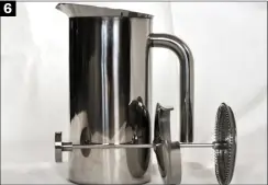  ??  ?? (6) Die doppelwand­ige Metallkara­ffe von
Rosenstein & Söhne hält den Kaffee lange warm, trotz dünnem
Deckel 6