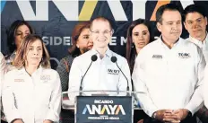  ??  ?? Ricardo Anaya Cortés, de Por México al Frente, se reunió con candidatos y simpatizan­tes de esa coalición, en Hermosillo, Sonora.