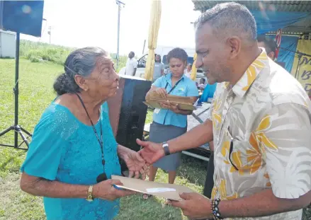  ??  ?? Siri Mati (left) receives her Approval Notices to Lease documents from the Minister for Industry, Trade, Tourism, Lands and Mineral Resources Faiyaz Siddiq Koya at the FSC grounds in Rakiraki, on June 14, 2018.