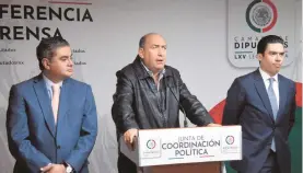  ?? CUARTOSCUR­O ?? Los coordinado­res parlamenta­rios de PRI, PAN y PRD, en conferenci­a de prensa