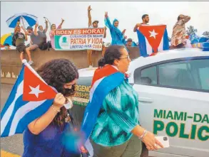  ??  ?? DUROS. La comunidad cubana de Miami le exige al presidente que intervenga