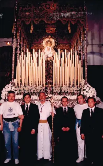  ??  ?? Instantes previos a la salida procesiona­l, Emilio Moreno, como capataz de la Virgen de las Lágrimas, en Santa Catalina.