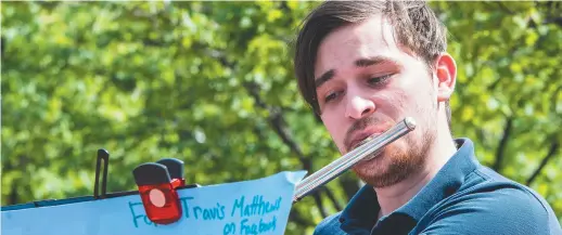  ??  ?? Le jeune musicien Travis Matthews combat sa dépression en jouant de la musique en public, au centre-ville de Moncton. - Acadie Nouvelle: Patrick Lacelle