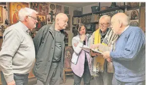  ?? ?? Manfred Stefer (v.l.), Axel Renery, Nicole Weidhaas-Kemper und Angelika Krautstein schauen mit Dieter Kamps in ein Buch, das eine besondere Ikone zeigt.