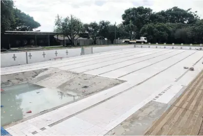  ?? ?? The tiling of the pool is almost finished
Keanan Pillay
