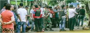  ?? JAWA POS RADAR MALANG ?? OPERASI GABUNGAN: Polisi dan TNI melakukan penangkapa­n jaringan Dita di Sawojajar, Malang.