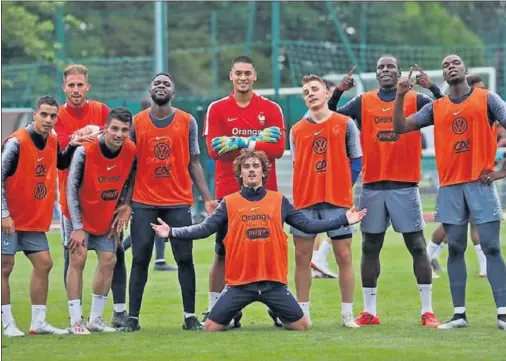  ??  ?? CADA DÍA MÁS CERCA. Griezmann, en una imagen de estos días con sus compañeros en la selección de Francia.