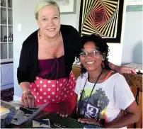  ?? FOTO:CLOVER ?? Prof. Elain Vlok (staande), bestuurder van Clover se Mama Afrika-projek, saam met me. Yvonne du Preez, ’n “mama” van Progress in Upington.