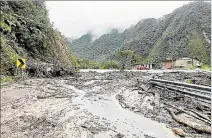  ?? CORTESÍA ?? Daños. La vía Gualaceo-plan de Milagro fue afectada en varios tramos.