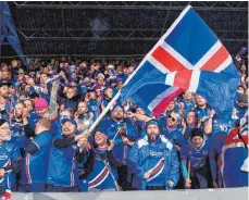  ?? FOTO: AFP ?? Islands Fans bejubeln die Qualifikat­ion zur WM.