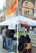  ??  ?? Vecchia scuola Un gazebo della Lega a Treviso. Potranno votare tutti i cittadini, non soltanto gli iscritti al partito