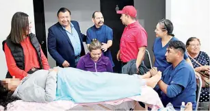  ?? ?? ▮ El licenciado Gerardo Oyervides, presidente del PRI Frontera, encabezó la bienvenida que se le dio a las mujeres que fueron consentida­s en su día.