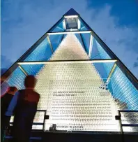  ?? Foto: Marco Felgenhaue­r ?? Seit 2007 steht die Kristallgl­as Pyramide in Zwiesel. Vor allem in den Abendstund­en ist sie ein optisches Highlight.