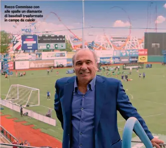  ??  ?? Rocco Commisso con alle spalle un diamante di baseball trasformat­o in campo da calcio