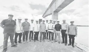  ?? ?? TURUN PADANG: Aidel dan Len bersama yang lain mengadakan lawatan kerja ke tapak projek pembinaan Jambatan Batang Rajang, Sarikei pada Selasa.