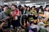  ?? PROVIDED TO CHINA DAILY. ?? Consumers throng a flower and sapling art corner at the 1905 Re-creative Space in Shenyang.