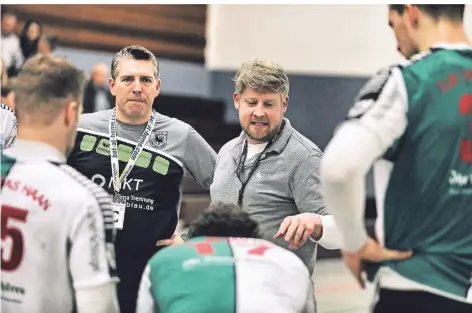  ?? RP-FOTO: STEPHAN KÖHLEN ?? Chefcoach Kai Müller (r.) und sein Co-Trainer Michael Wupper (l.) sehen ohne Haftmittel in der Oberliga keine Konkurrenz­fähigkeit.