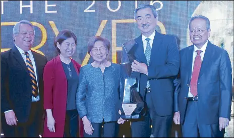  ??  ?? The Sy family accepted the RVR Award for Nation Building on behalf of Henry Sy Sr. (From left) Ramon V. Del Rosario Jr., president and CEO of Phinma Group; Teresita Sy-Coson, SM Investment­s vice chairperso­n; Felicidad Sy; Hans Sy, president of SM Prime...