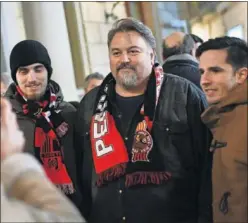  ??  ?? PROPIEDA. Clifton Onolfo, dueño del Reus, posó con los aficionado­s.