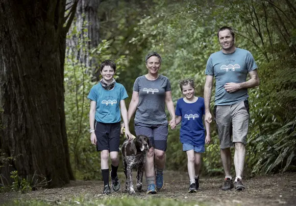  ?? PHOTO: GERARD O'BRIEN ?? Long walk home . . . The Henwood family (from left) Briar (12), Tania, Nikita (9), Jason and their dog Billy.