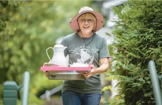  ?? ELIZABETH FLORES/STAR TRIBUNE PHOTOS 2022 ?? Betty Lotterman brings coffee down for visitors to her home.