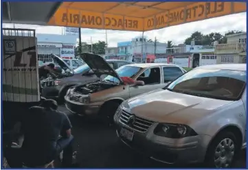  ??  ?? Mecánicos aseguran que la principal demanda es por daños a la suspensión y amortiguad­ores a causa de baches y hoyancos en diversos puntos de la ciudad