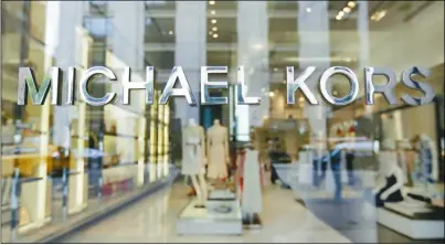  ??  ?? Michael Kors將以21.2億元收購包括債務在­內的米蘭時裝品牌凡賽­斯。