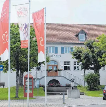  ?? FOTO: ELO ?? In Horgenzell ist geflaggt: Dieses Wochenende feiert die Gemeinde ihr 50-jähriges Bestehen. Symbol für die Fusion ist der Brunnen am Rathaus.