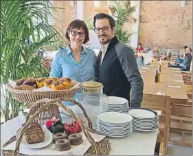  ?? MARC ARIAS ?? Teresa Carles y su hijo Jordi Barri, en el restaurant­e Flax & Kale