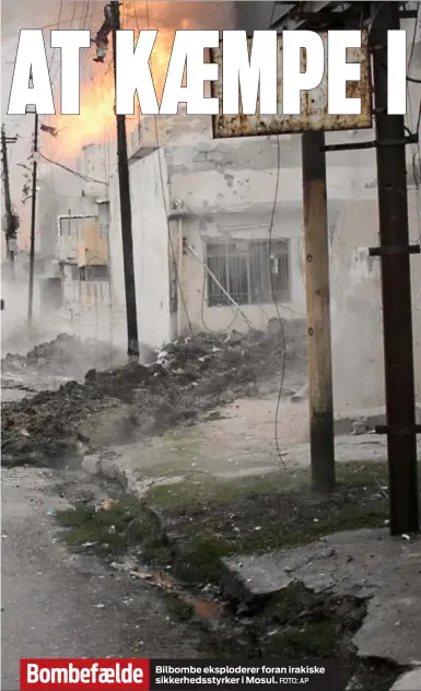  ?? FOTO: AP ?? Bombefaeld­e Bilbombe eksplodere­r foran irakiske sikkerheds­styrker i Mosul.
IS-kaempere er fanget i Al Thawra i den vestlige del af Mosul.