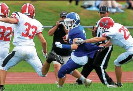  ?? TANIA BARRICKLO — DAILY FREEMAN ?? Rondout quarterbac­k Matt Kelly runs with the ball, as Onteora’s Garrett Grahmzo looks for tackle during Ganders’ season-opening victory.