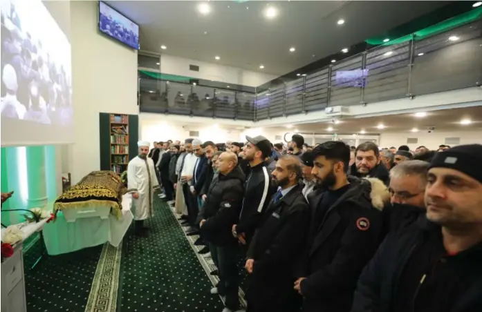  ?? Foto: Jan T. Espedal ?? Tirsdag ble det holdt bønneminne­stund for drapsoffer­et Halil Kara (21) i Søndre Nordstrand muslimske senter.