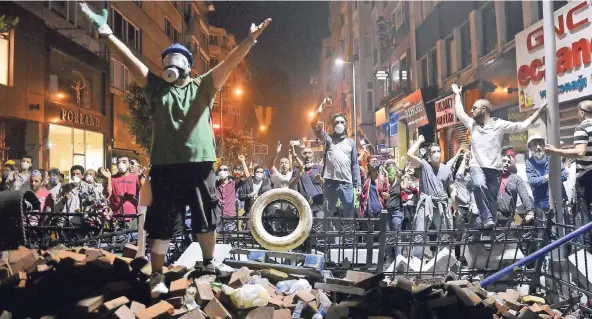  ?? FOTO: DPA ?? Demonstran­ten im Juni 2013 auf einer Barrikade in Istanbul. Vor fünf Jahren entstanden aus dem Protest gegen ein Bauprojekt landesweit­e Demonstrat­ionen gegen die Regierung.