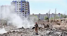  ??  ?? An Afghan National Army (ANA) soldier stands at the site of a blast in Kabul, Afghanista­n July 2, 2019. (Reuters/Mohammad Ismail)