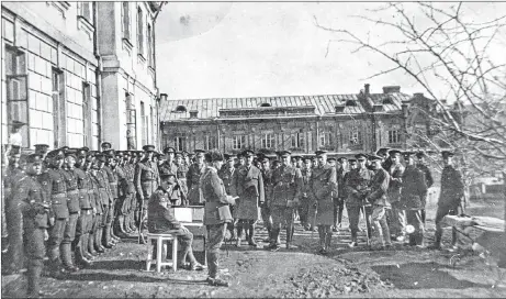  ?? CONTRIBUTE­D ?? George Farquhar can be seen preaching in this photo that was taken at a small parade service on Sunday, Nov. 3,1918.