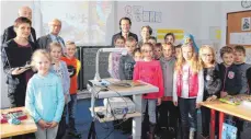  ?? FOTO: ALEXANDRA SCHNEID ?? Die Kinder der dritten Klasse der Grundschul­e Rietheim-Weilheim freuen sich über die modernen Lernutensi­lien, die eine Spende der Privaten Stiftung Ewald Marquardt möglich gemacht hat.