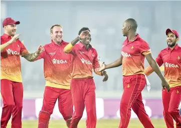  ?? - AFP photo ?? Zimbabwe cricketers congratula­te teammate Tendai Chatara (2R) after winning the second One Day Internatio­nal (ODI) cricket match of the Tri-Nations Series between Sri Lanka and Zimbabwe at the Sher-e-Bangla National Cricket Stadium in Dhaka on January...