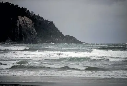  ?? REBEKAH PARSONS-KING/FAIRFAX NZ ?? From sunshine and blue skies to ominous clouds and high winds, the weather has turned in Whangamata on the first day of the year.