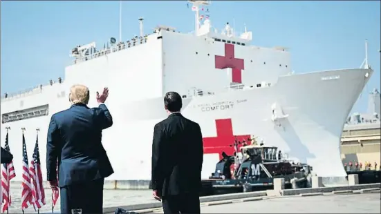  ?? JIM WATSON / AFP ?? Trump, junto al secretario de Defensa, despide al buque-hospital USNS Comfort en su desembarco de la base naval de Norfolk (Virginia)